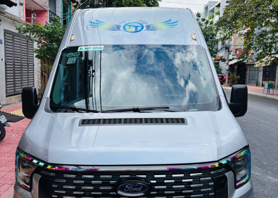 xe 18 chỗ ford transit 2025