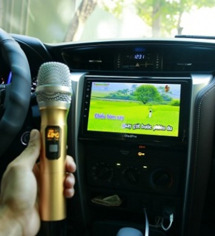 Hát Karaoke Trên Xe – Giải Trí Mọi Hành Trình