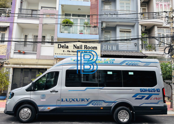 xe 18 chỗ ford transit 2025