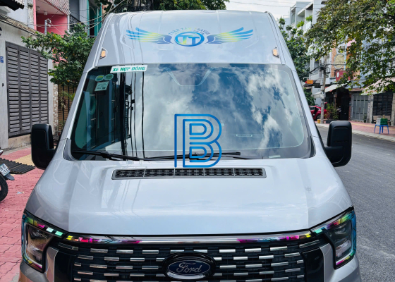 xe 18 chỗ ford transit 2025